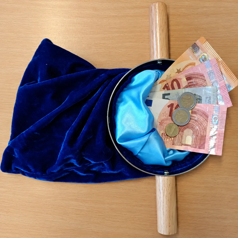 Blauwe collectezak voor de tweede collecte