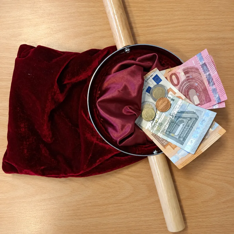Rode collectezak voor de eerste collecte