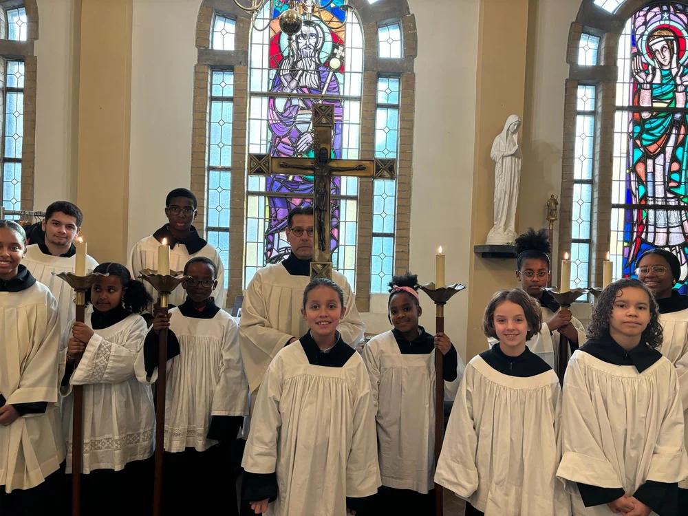 Misdienaars en acolieten in liturgische kleding