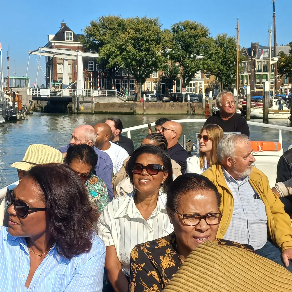 Vrijwilligers tijdens een boottocht
